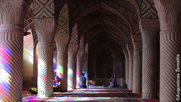 Mečetės viduje dalis žmonių tiesiog prisėda, ilsisi - tai normalu