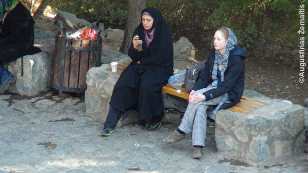 Irane 'hidžabas' (skarelės) privalomos. Abiejų merginų rūbai atitinka įstatymą, tačiau kairėje esančios moters rūbas "padoresnis", o dešinės - ties riba to, kas pridera Irane