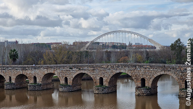 Išlikęs romėnų tilas Meridoje, Ispanijoje (fone - šiuolaikinis tiltas)