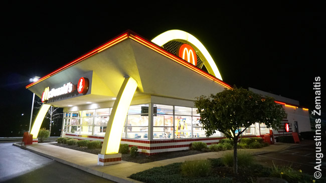 Istorinio stiliaus McDonald's restoranas