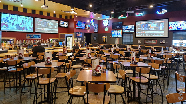 Buffalo Wild Wings tinklo casual dining restorane (čia daug televizorių rodo sporto varžybas)