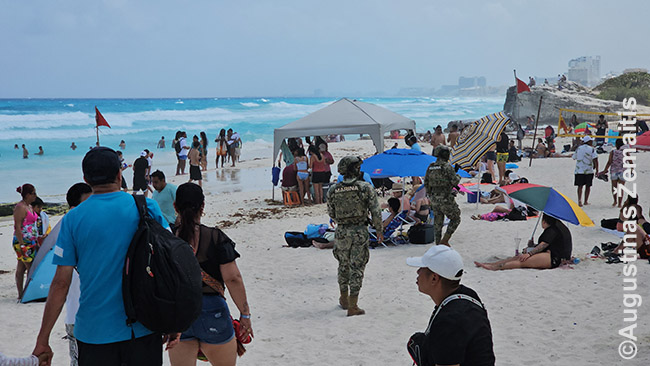 Kankuno paplūdimyje patruliuoja armija (nes policija pernelyg korumpuota)
