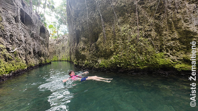 Xcaret požeminėje upėje, čia atviroje, čia panyrančioje į 'tunelius'