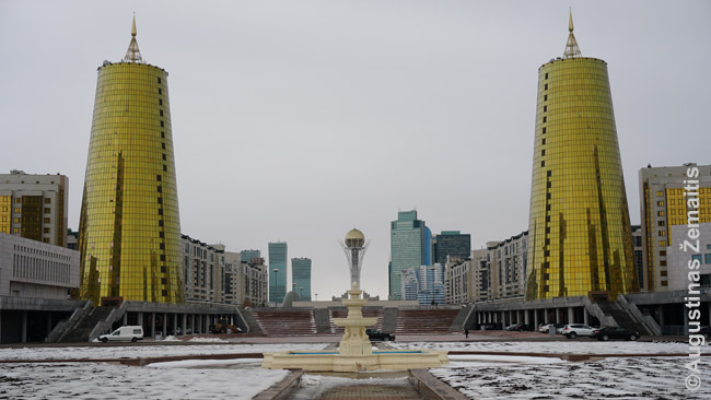 Pastatai-vartai Nursultano Nuržol bulvare. Viename jų - Kazachijos fondas, investuojantis iš gamtinių išteklių gautas lėšas