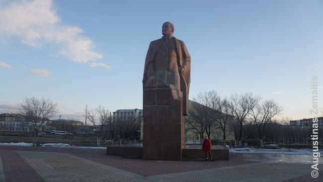 Lenino statula Karagandoje. Kituose miestuose jų jau nematėme: pavyzdžiui, Žezkazgane ant buvusio Lenino postamento pastatytas raitas kazachų didvyris. Almatoje Lenino skulptūra iš pagrindinės aikštės patraukta, kartu su kitais sovietiniais paminklais, į aikštelę tarybiniame rajone, tarnaujančią kaip mini-Grūto parkas.