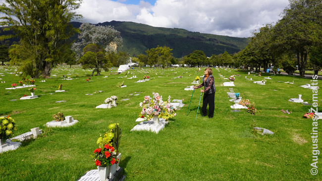 Laima de Didžiulis rodo žymių lietuvių kapus Bogotos kapinėse