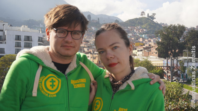 Bogotoje su ekspedicijos uniformomis. Šįkart turėjome dvejas - marškinėlius ir džemperius, kuriuos naudojome kur vėsu. O Bogotoje vėsu, nes aukštai
