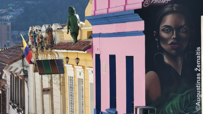 Grafitis ir vienas Bogotos žalių žmogeliukų (ant stogo)