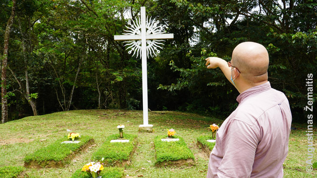 Linas prie Slotkų giminės kapų su lietuvišku kryžiumi