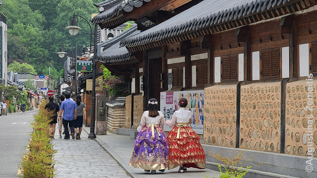 Korėjietės, išsinuomavusios tautinius drabužius, vaikštinėja po Čeondžu senamiestį