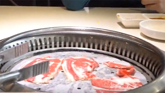 Per vidurį stalo kepa korėjietiška mėsa