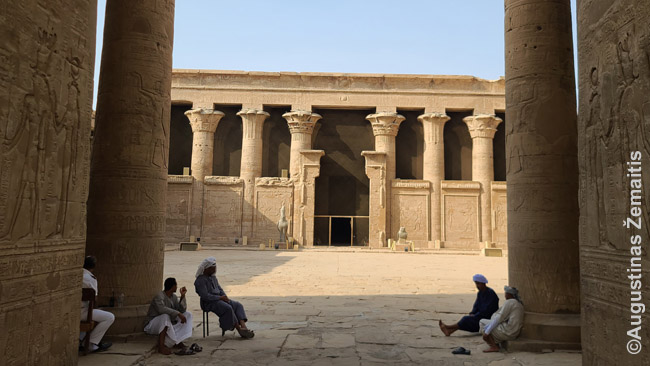Nuobodžiaujantys prižiūrėtojai susirinkę pašnekėti prie Edfu šventyklos įėjimo