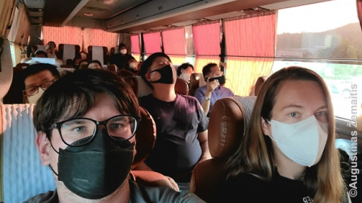 Korėjietiškame autobuse, kur tik trys sėdynių stulpeliai. Privlaomos kaukės viešajame transporte įvestos birželį.
