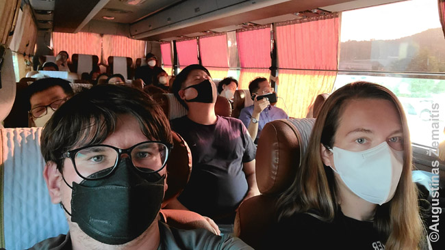 Korėjietiškame autobuse, kur tik trys sėdynių stulpeliai. Privalomos kaukės viešajame transporte įvestos birželį.
