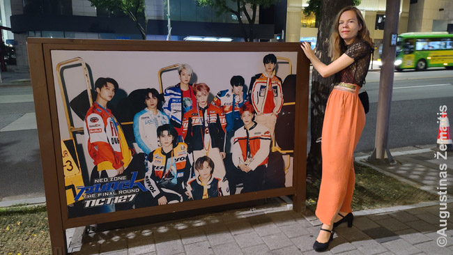 Kpopo žvaigždžių alėjoje Kangname - visų Korėją garsinančių grupių nuotraukos