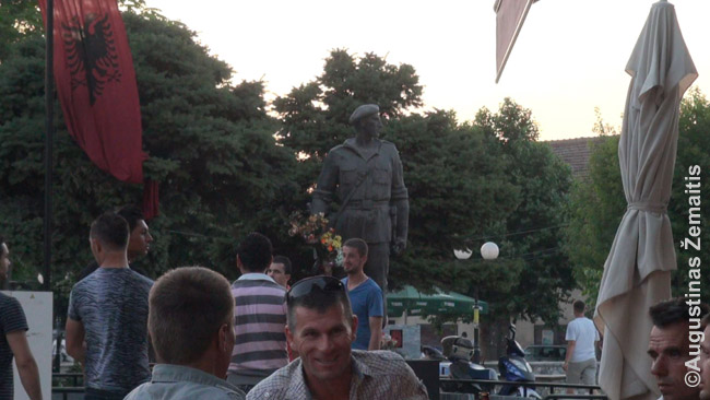 Neseniai pastatytas paminklas Kosovo karo didvyriui su šiuolaikiniu ginklu ir Albanijos vėliava