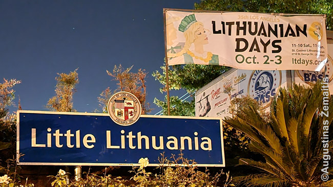 Lietuvių dienų reklama prie Los Andželo "Little Lithuania" ženklo