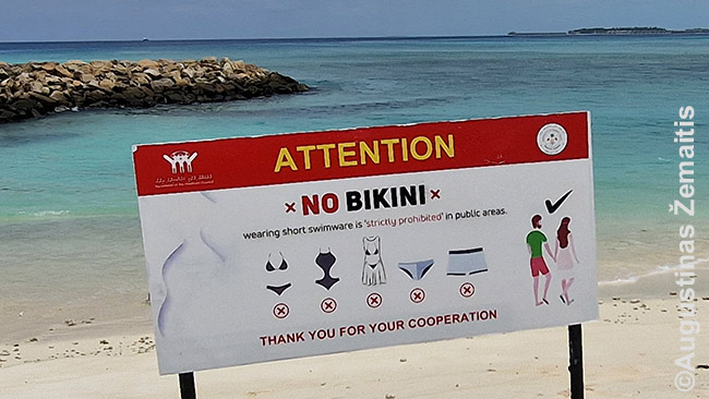 Ne, tai ne nudistų paplūdimys - "No bikini" reiškia, kad maudytis reikia pilnai apsirengus