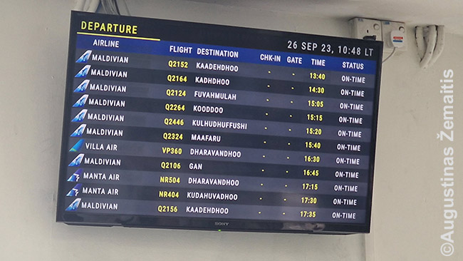 "Negirdėti" salų pavadinimai Malės oro uosto vietinių skrydžių terminalo išvykimo lentoje. Beje, prieš pakilimą kiekviename lėktuve meldžiamasi