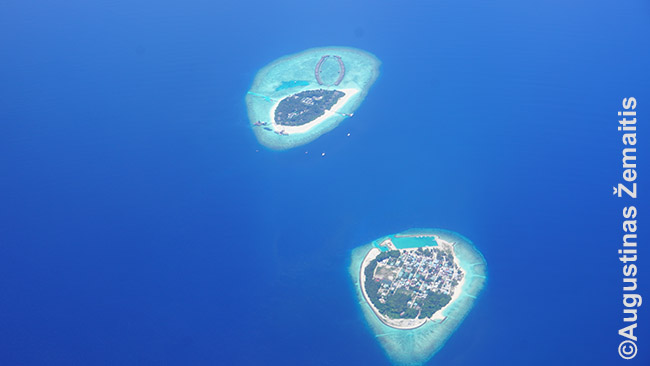 Dvi Maldyvų salos iš viršaus. Iš karto matosi kuri - privati, kuri - gyvenama. Privačios salos 'ragai' - tai vandens vilų tiltai