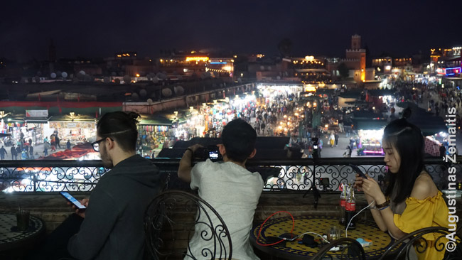 Centrinė Marakešo aikštė - ir spektaklis, kurį stebi turistai
