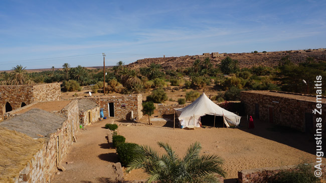 Iš šio Mauritanijos viešbučio atsivertų nuostabūs dykumos vaizdai - tačiau kambariai neturi langų. Tai Mauritanijoje įprasta ir viešbučio šeimininkė nė nesuprato, kam tų langų reikia - vietiniams langų nebuvimas - pliusas, niekas nemato jų su ne pilnais rūbais... Tai vienas daugybės skirtumų, dėl kurių vietiniams dažnai sunku privilioti turistus į savo verslus.