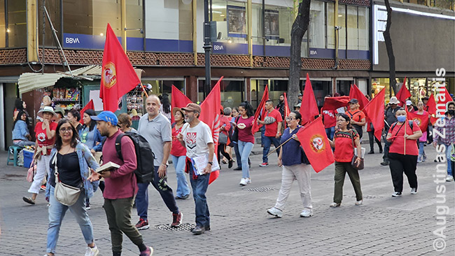 Eilinis komunistų protestas su kūjais ir pjautuvais juda link Zocalo