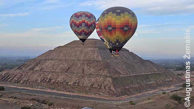 Oro balionai kyla virš Teotihuakano piramidžių