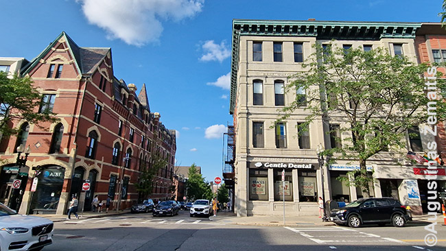 Bostono lietuvių klubas (dešinėje) ir pastatas, kuriame išleisti pirmieji Bostono enciklopedijos tomai (kairėje)