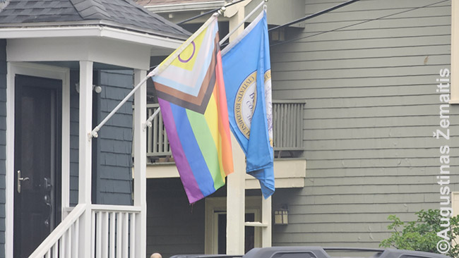 Naujojoje Anglijoje visada gali pamatyti 'naujausius' vaivorykštinės vėliavos variantus