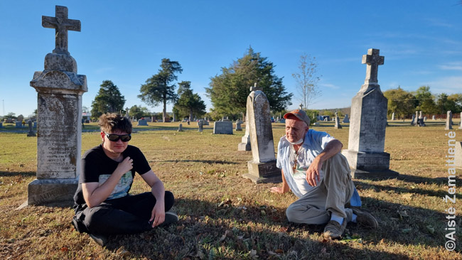 Su Džimu Kurilko prie jo senelio kapo