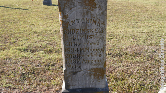 Antkapis su senais lietuviškais užrašais Oklahomoje