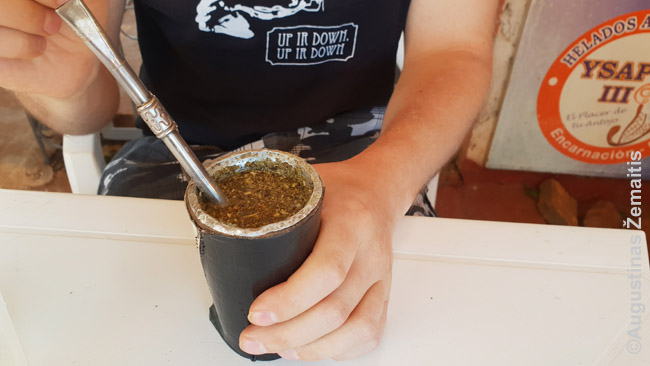 Terere - tradicinis Paragvajaus gėrimas. Vietiniai nešiojasi didžiulius jo indus ir gurkšnoja. Jis panašus į matę, tik šaltas - smarkiai tonizuoja