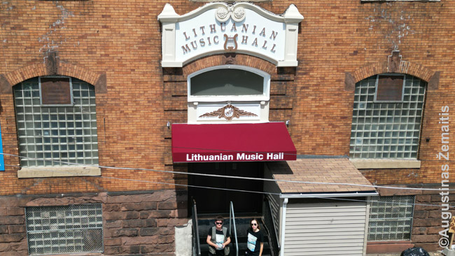 Prie Filadelfijos lietuvių namų, statymo laikais vadintų 'lietuvių muzikališkaja svetaine'