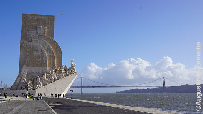 Portugalijos Imperijos saulėlydžio laikais 1958 m.pastatytas paminklas Portugalijos atradėjams Težo upės pakrantėje bei tiltas per Težą