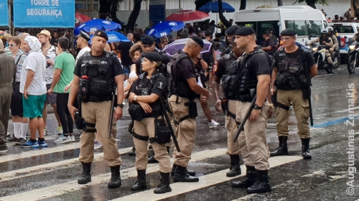 Stiprios policijos pajėgos Rio De Žaneire. Vien policija Brazilijoje nušauna daugiau nusikaltėlių, nei Lietuvoje žūva žmonių apskritai - bet, aišku, nusikaltėliai pražudo dar kelis kartus daugiau