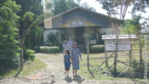 Atgal iš Rytų Timoro važiavome su į misiją siunčiamomis katalikų vienuolėmis. Pakeliui į Kupangą, jos paprašė vairuotojo stabtelti prie šio jų ordino vienuolyno, kur jas džiaugsmingai pasitiko vaikai