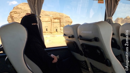 Aistė autobuse, vežiojančiame po Hegrą. Privalomų autobusų idėją Saudo Arabija gal nusižiūrėjo iš JAV nacionalinių parkų. Bet ten tai ne iš gero gyvenimo: tiesiog turistų tiek daug, kad antraip keliai užsikištų. Tose vietose ir tuo laiku, kai turistų mažiau, net Didžiajame kanjone gali važinėti savo automobiliu