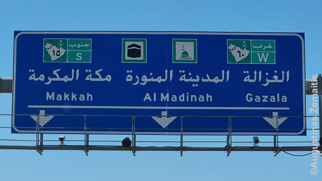 Visoje Saudo Arabijoje, nesvarbu, kaip toli būtum, yra rodyklės į Meką ir Mediną. Yra net specialūs kelio ženklai "Juodas kubas" - tai šventoji Kaba Mekoje. "Žalias kupolas" - tai tas kupolas Medinoje, po kuriuo palaidotas Mahometas. 