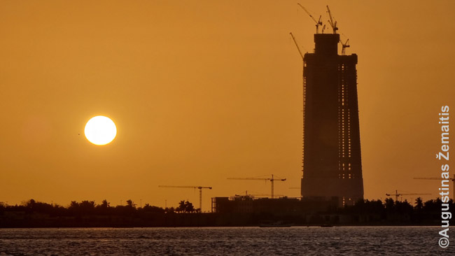 Įšalusios Džidos dangoraižio statybos. Bent jau gražu pažiūrėti į jį per saulėlydį iš  Kurnaiš (pakrantės) kelio