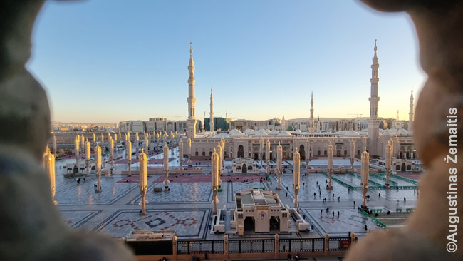 Medinos mečetė, antra pagal šventumą musulmonams. Po ja - pranašo Mahometo kapas, o visas Medinos centras virtęs nuolatiniu piligrimų miestu. Čia mečetė pro vieno tokių piligrimų viešbučių langus
