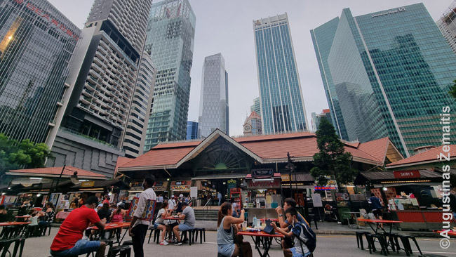 Singapūro gatvės maisto turgūs labai garsūs – Singapūras juos net nori įrašyti į UNESCO pasaulio paveldo sąrašą. Dažnai ten pigu ir skanu. Ir, palyginus su aplinkinėmis Pietryčių Azijos šalimis, higieniška. Šitas - dangoraižių papėdėje