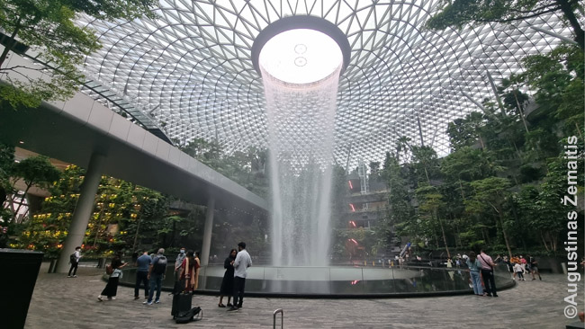 Oro uosto prekybos centras. Ne, tai ne fontanas - pastatas pastatytas taip, kad prapliupus liūčiai, į jo vidaus baseiną lietųsi toks krioklys. Singapūre liūtys dažnos - bet net ir jas architektai padarė gražiomis