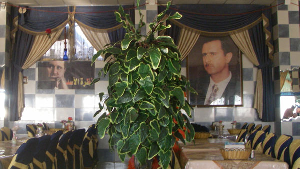 Sirijos prezidento Bašaro Al Asado ir jo tėvo nuotraukos eiliniame restorane