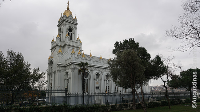 Bulgarų bažnyčia, atplukdyta iš Vienos ir surinkta per kelias savaites. Iš puošnaus fasado ir interjero to nepasakytum.