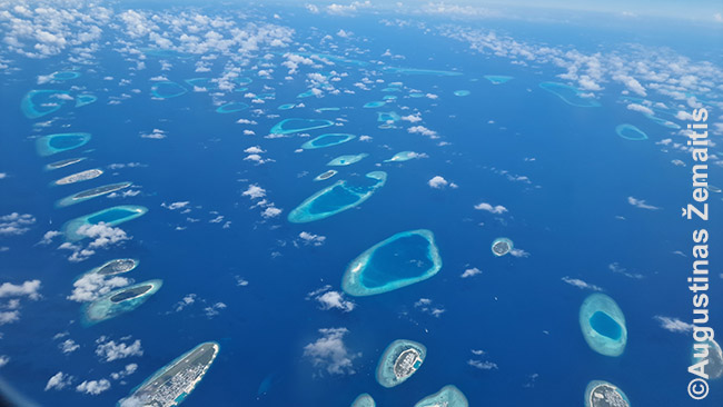 Maldyvų koraliniai atolai iš lėktuvo