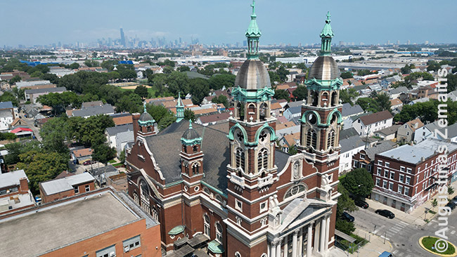 Šv. Kryžiaus lietuvių bažnyčia Čikagoje iš drono