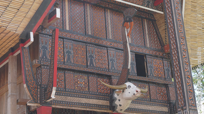 Toradžų tradicinio namo fasadas su raštais
