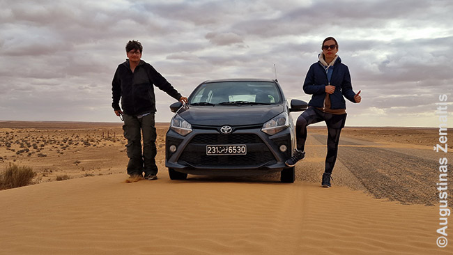 Prie užpustyto kelio Tuniso dykumoje