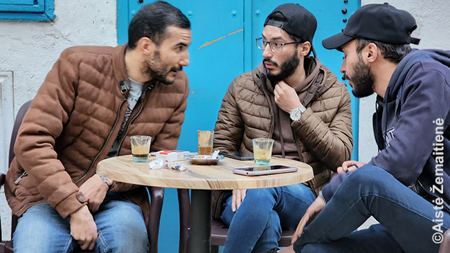 Tuniso jaunimas europietiško stiliaus rūbais